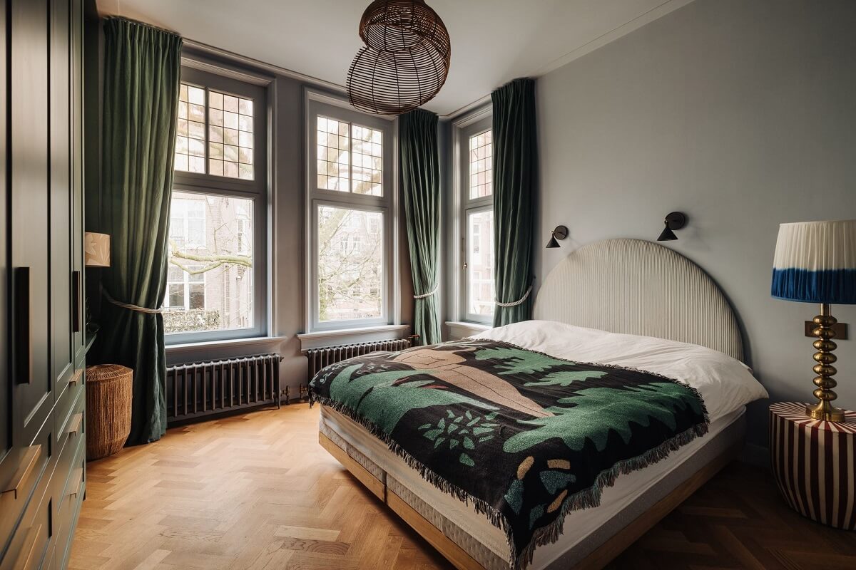 bedroom-light-blue-walls-green-curtains-nordroom