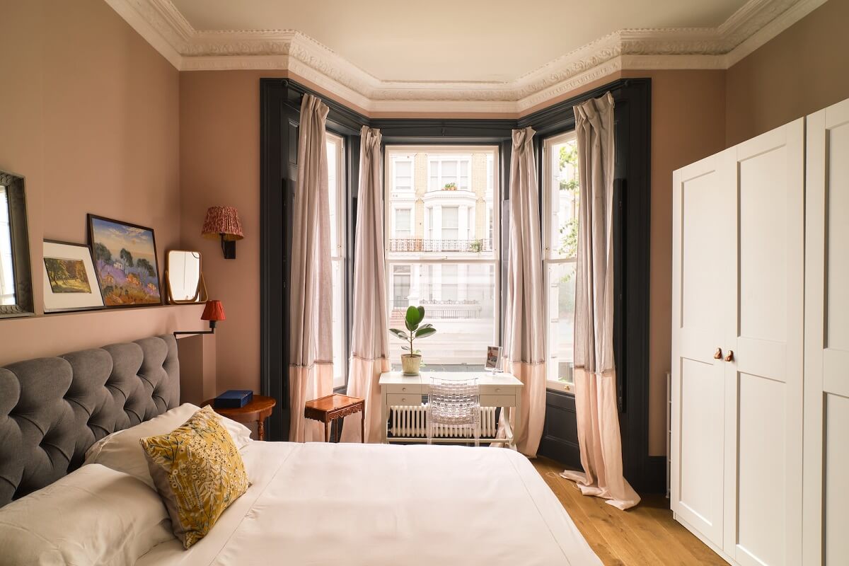 bedroom-pink-wall-paint-bay-window-nordroom