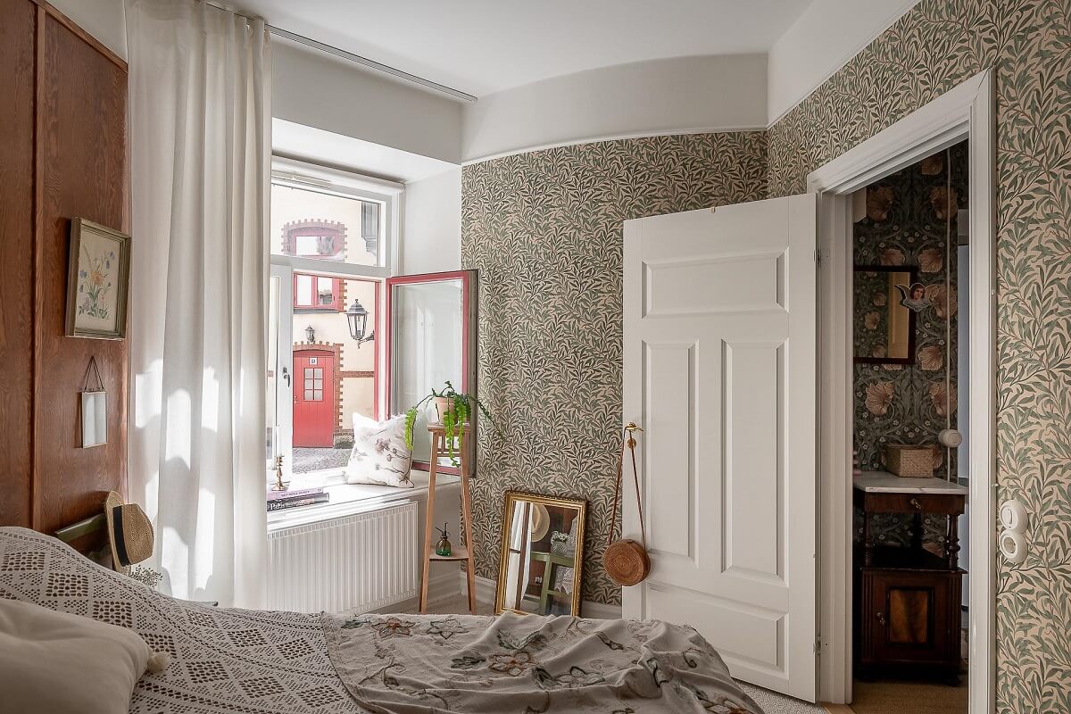 bedroom-william-morris-wallpaper-wooden-accent-wall-nordroom