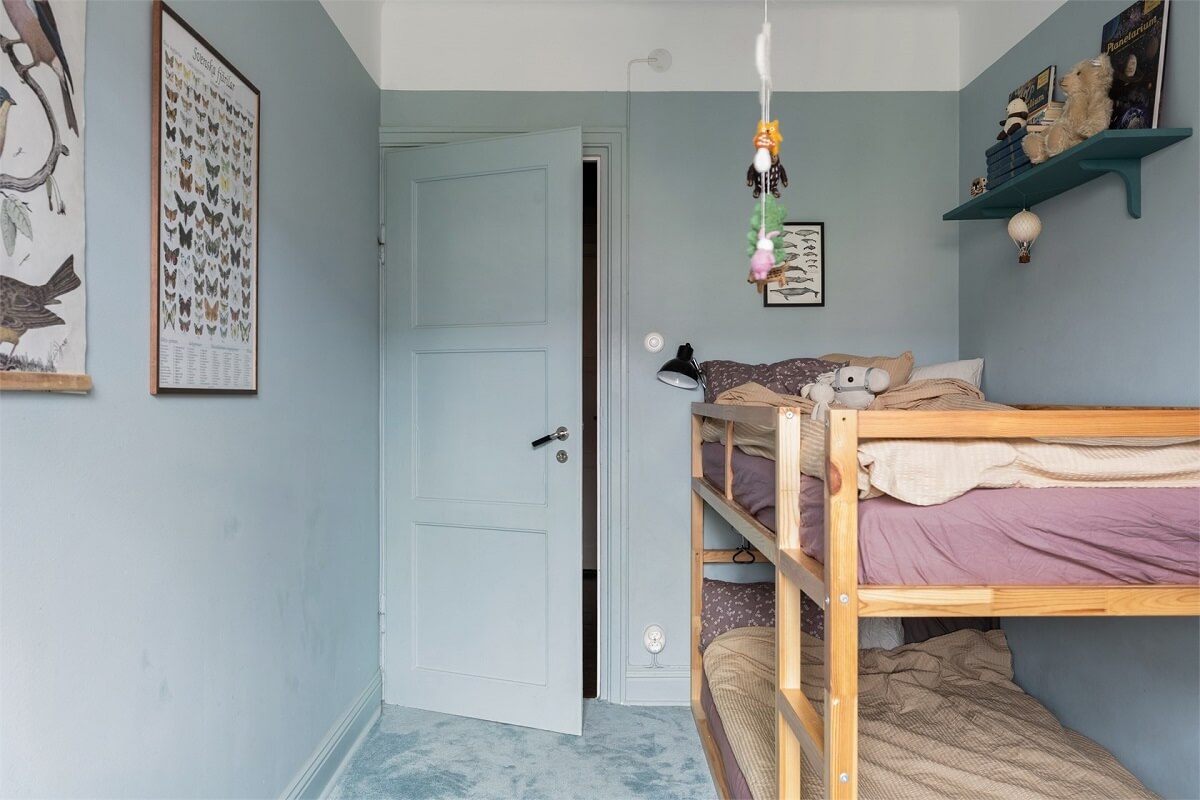 bunk-beds-small-kids-bedroom-blue-walls-nordroom