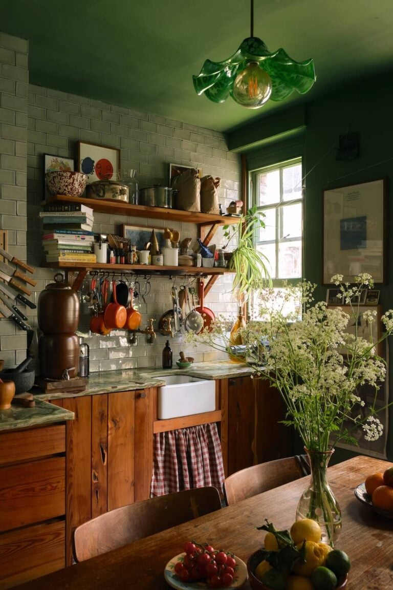 50+ Rooms That Prove ‘The Unexpected Red Theory’ Really Works - The ...