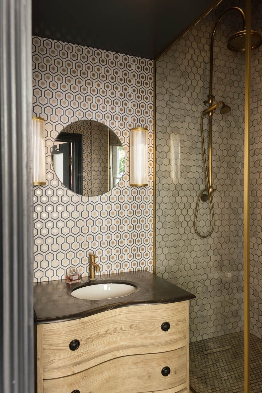 en-suite-bathroom-cole-and-son-wallpaper-black-ceiling-mosaic-tiled-shower-nordroom