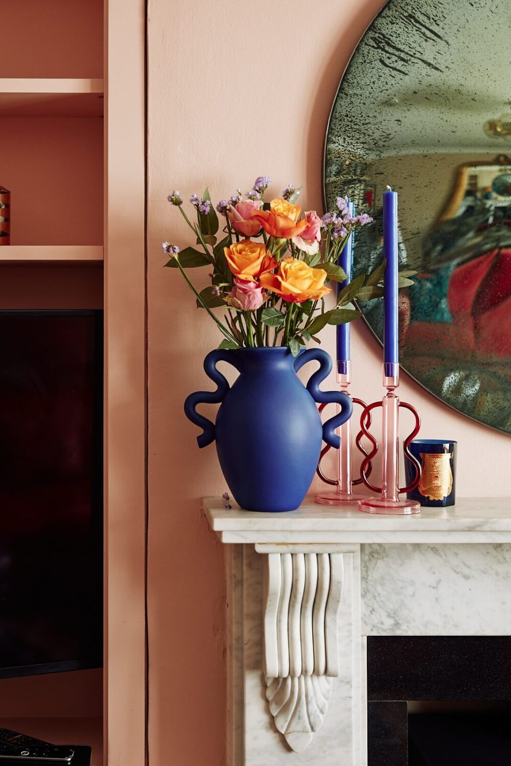fireplace-detail-pink-wals-blue-vase-nordroom