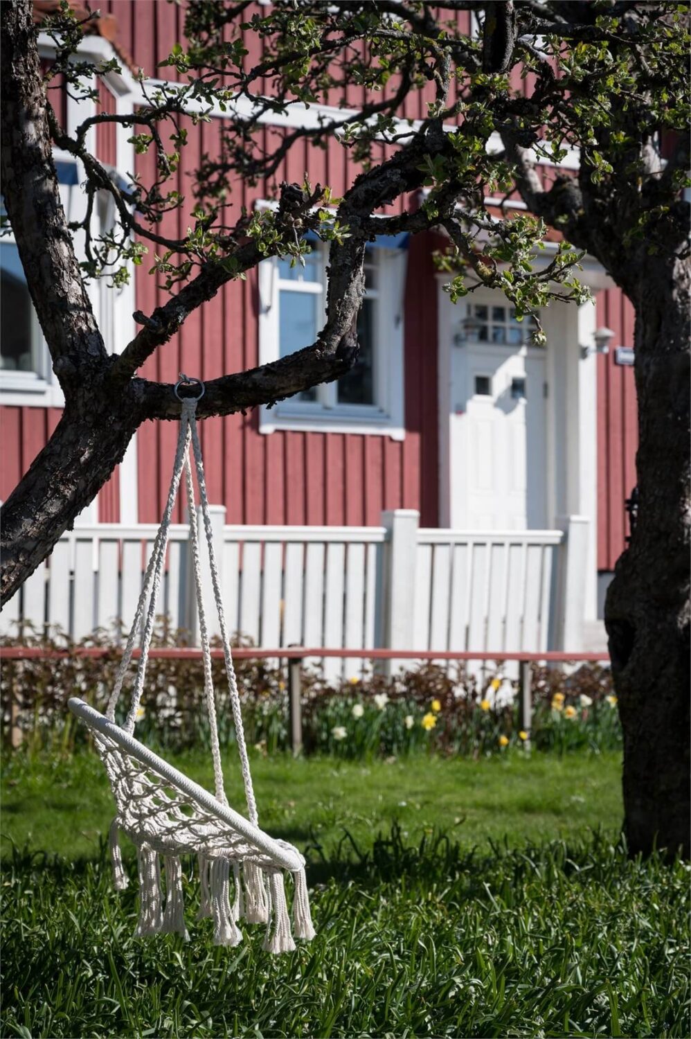 garden-hanging-chair-swedish-home-nordroom
