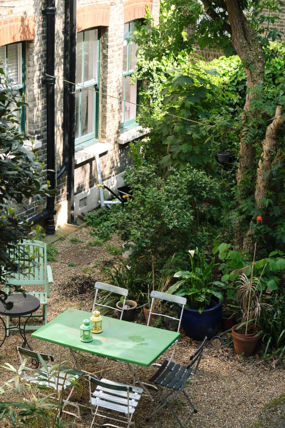 garden-seating-greenery-london-apartment-nordroom
