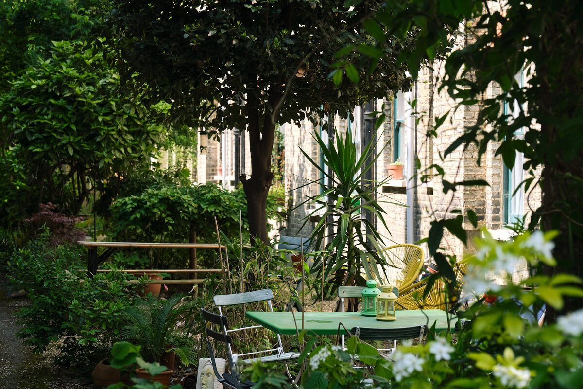 green-outdoor-seating-plants-victorian-house-london-nordroom