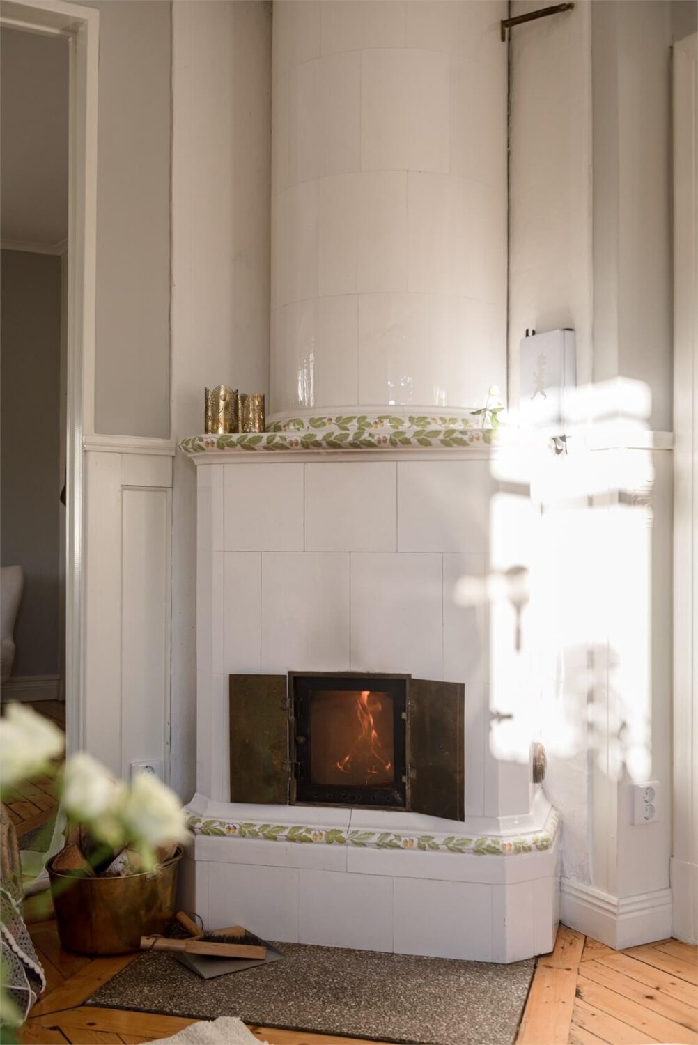 kakelugn-swedish-tiled-fireplace-nordroom