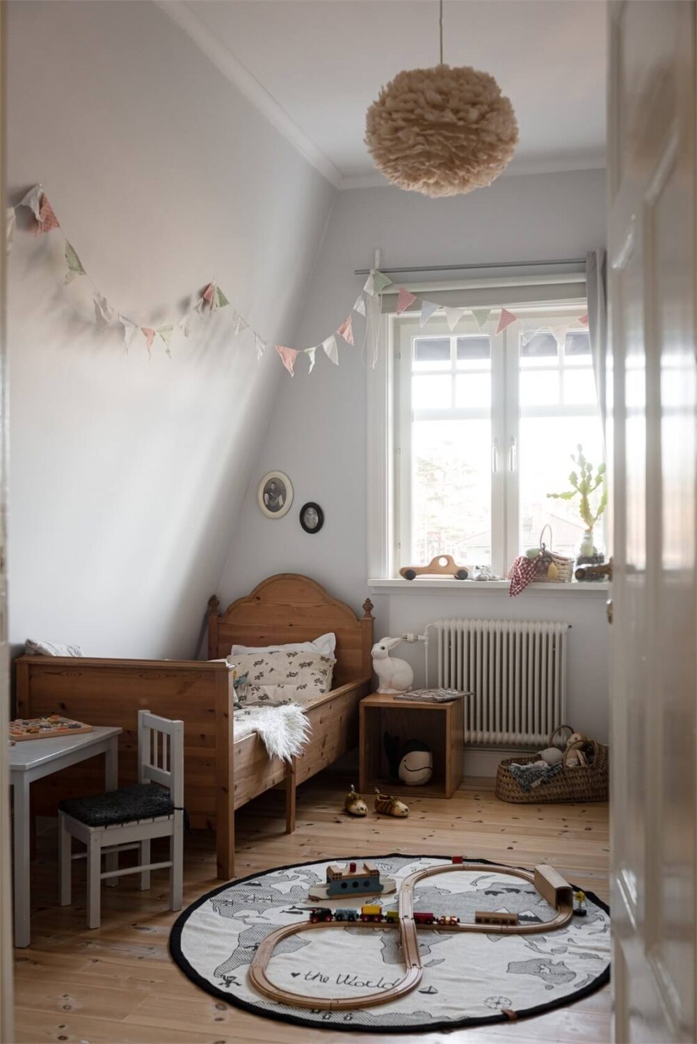 kids-bedroom-slanted-wall-nordroom