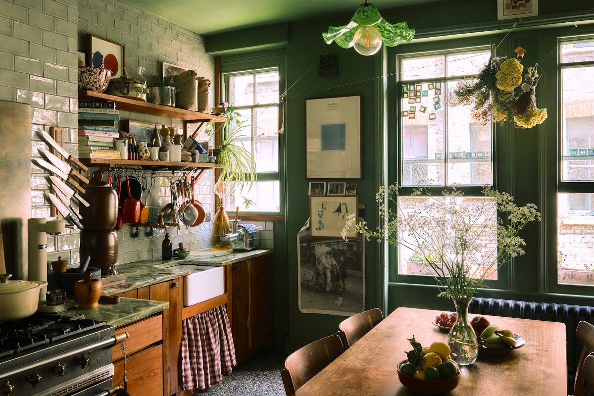 kitchen-green-walls-pale-green-tilework-nordroom