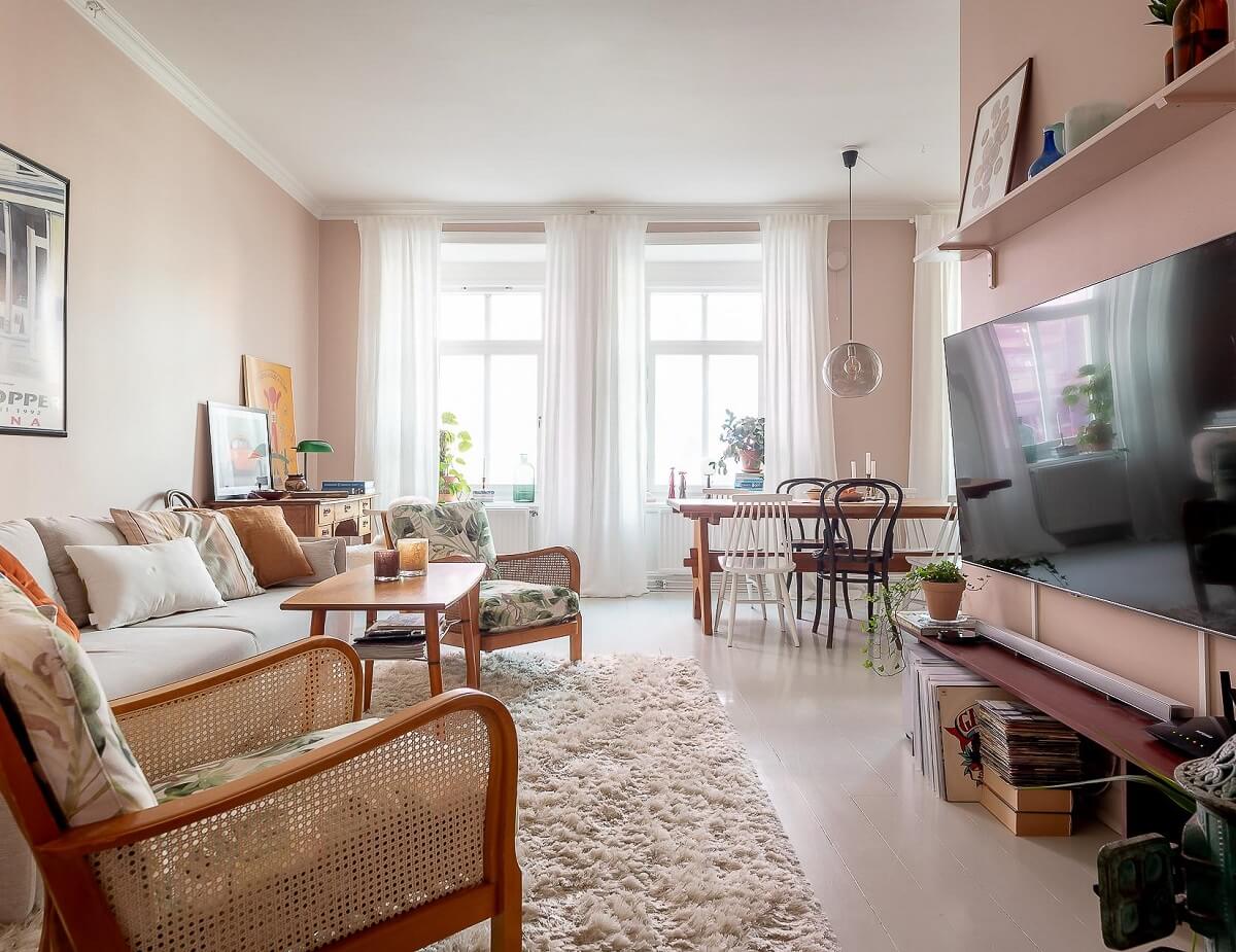 light-pink-living-room-midcentury-chairs-white-floor-nordroom
