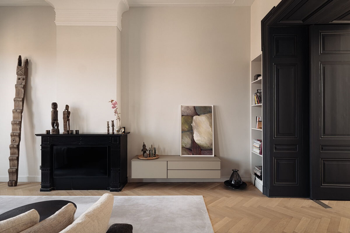 living-room-black-fireplace-monochome-duplex-nordroom