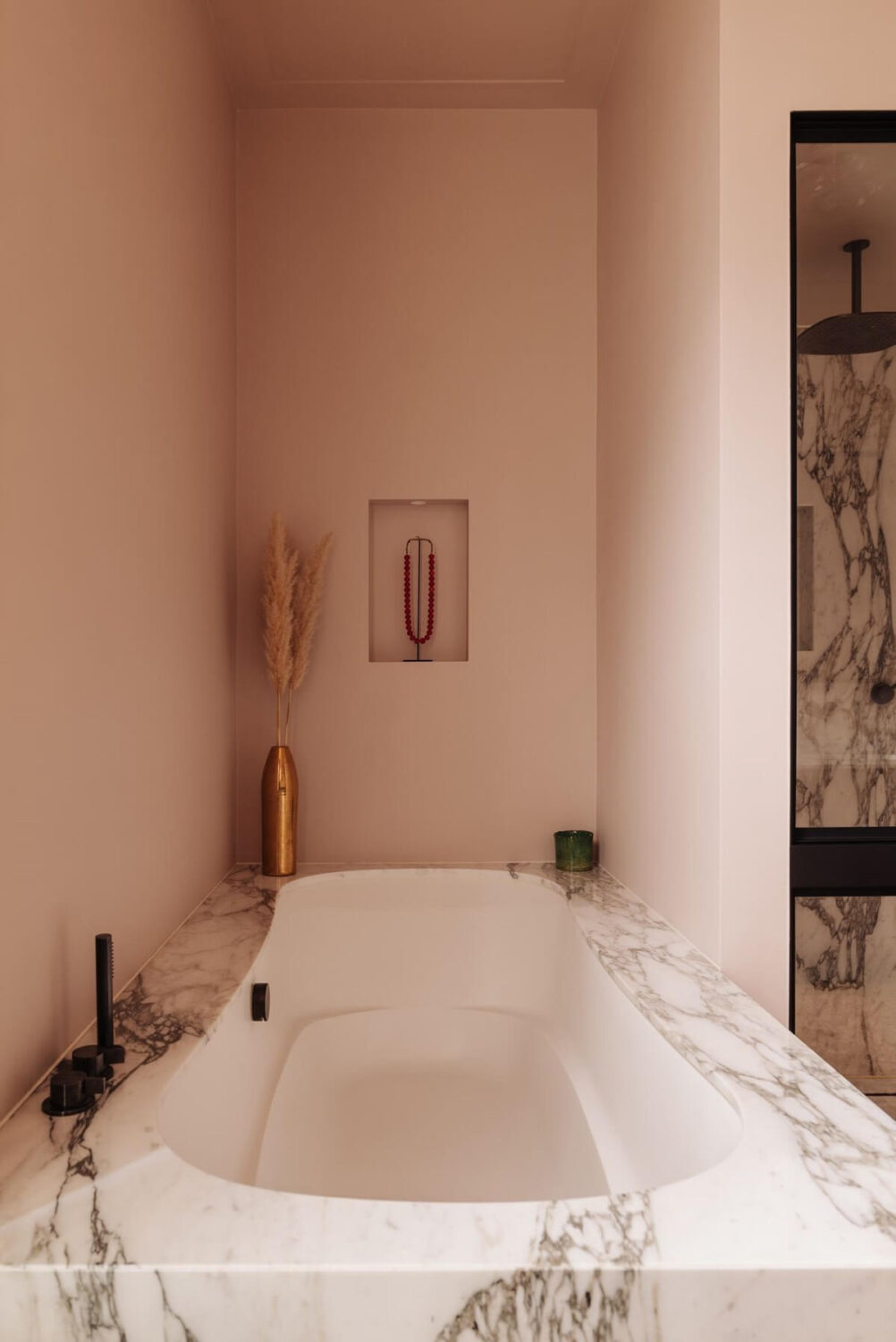 marble-bath-soft-pink-walls-nordroom