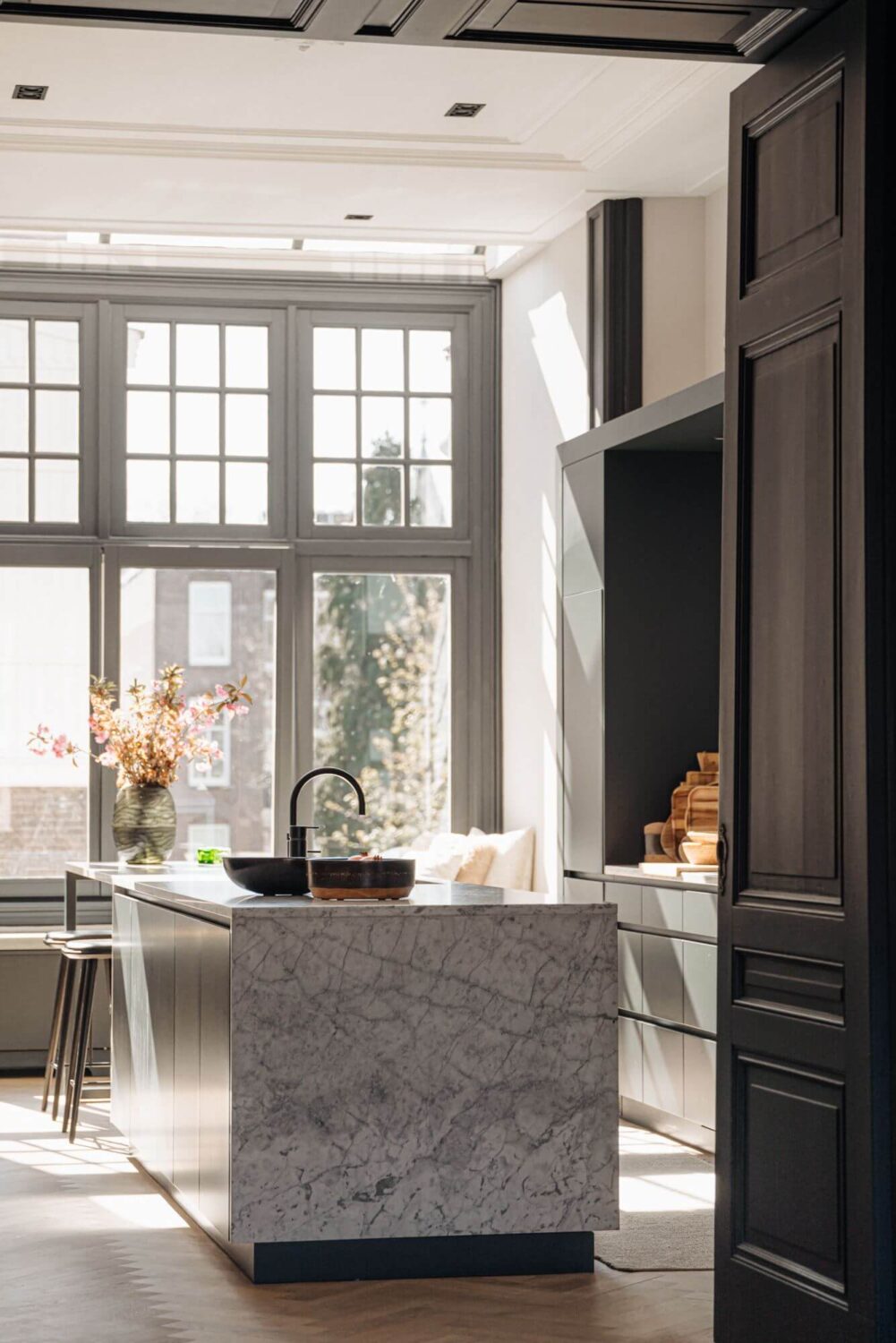 marble-kitchen-island-modern-monochrome-kitchen-nordroom