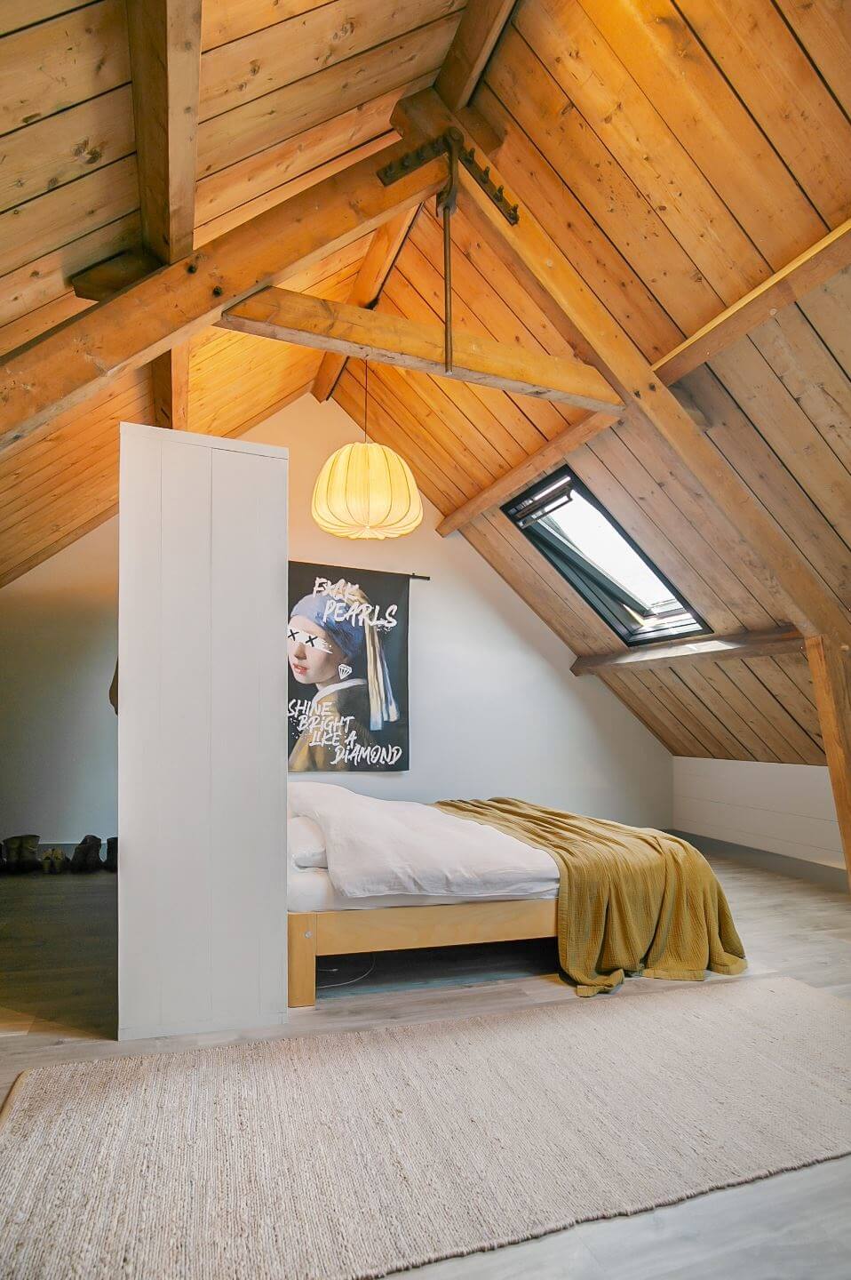 master-bedroom-wooden-ceiling-walk-in-closet-nordroom