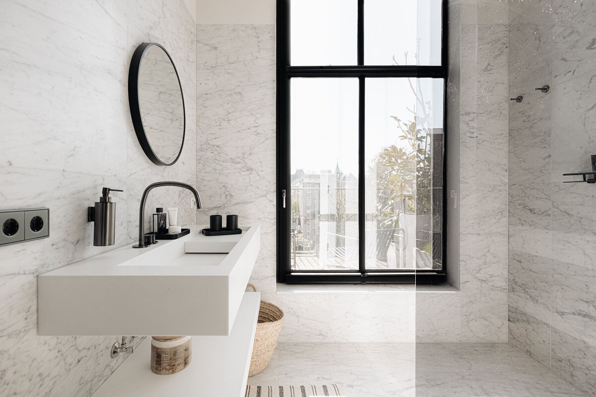 minimalistic-black-white-bathroom-black-faucets-nordroom