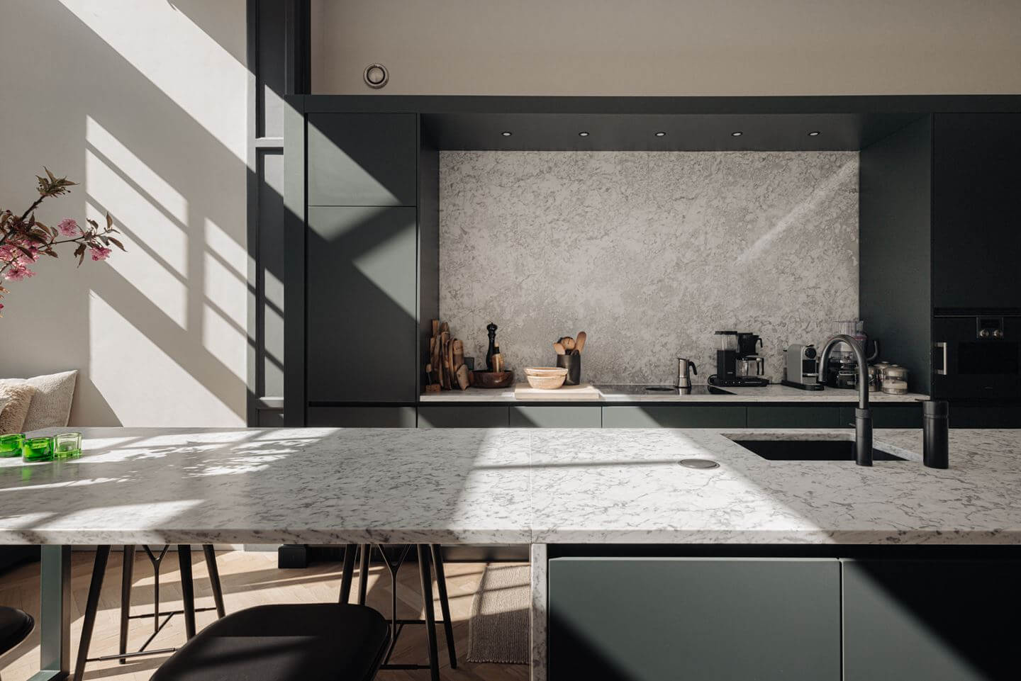 modern-kitchen-breakfast-bar-dark-gray-cabinets-ordroom