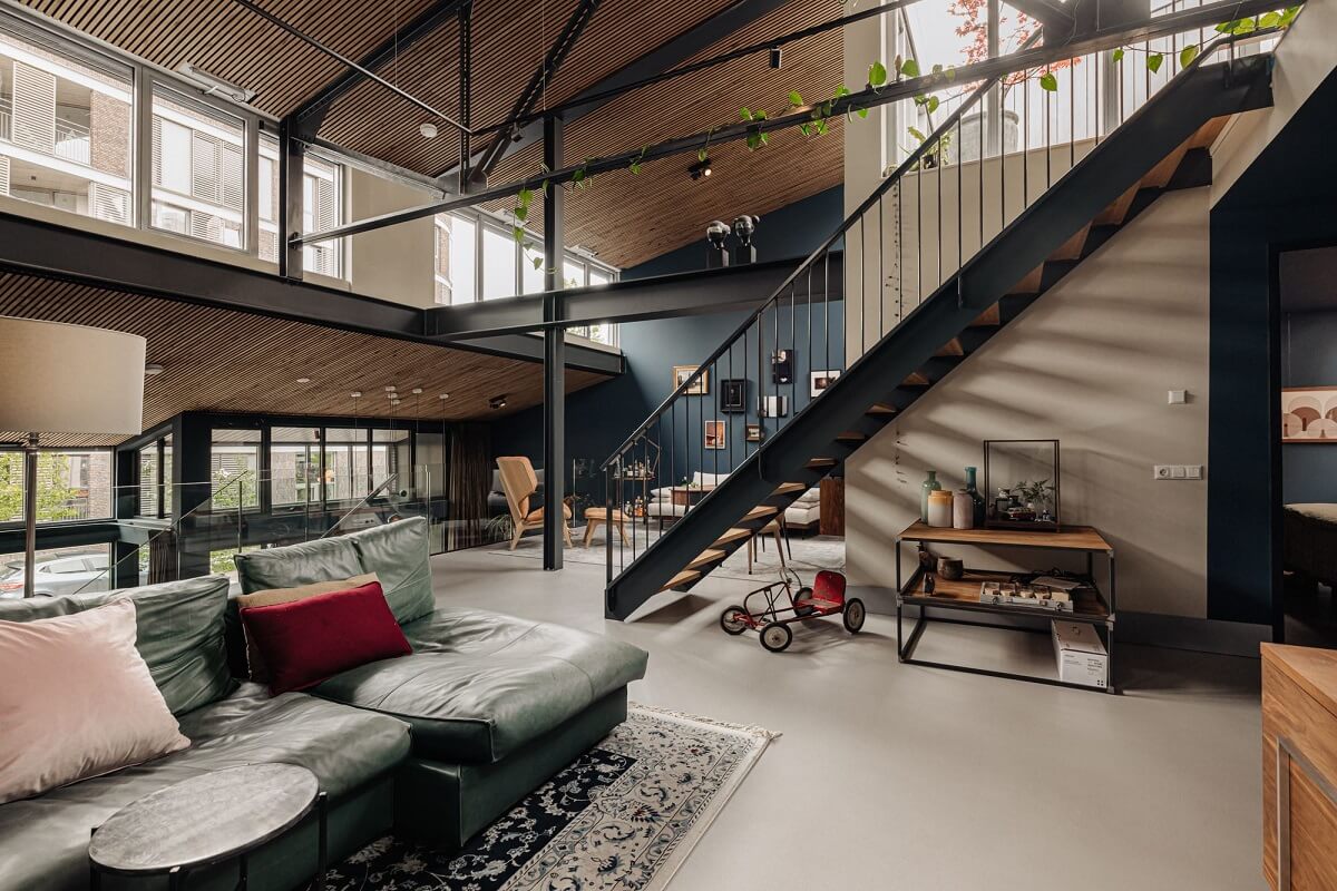 open-plan-industrial-loft-apartment-steel-staircase-nordroom