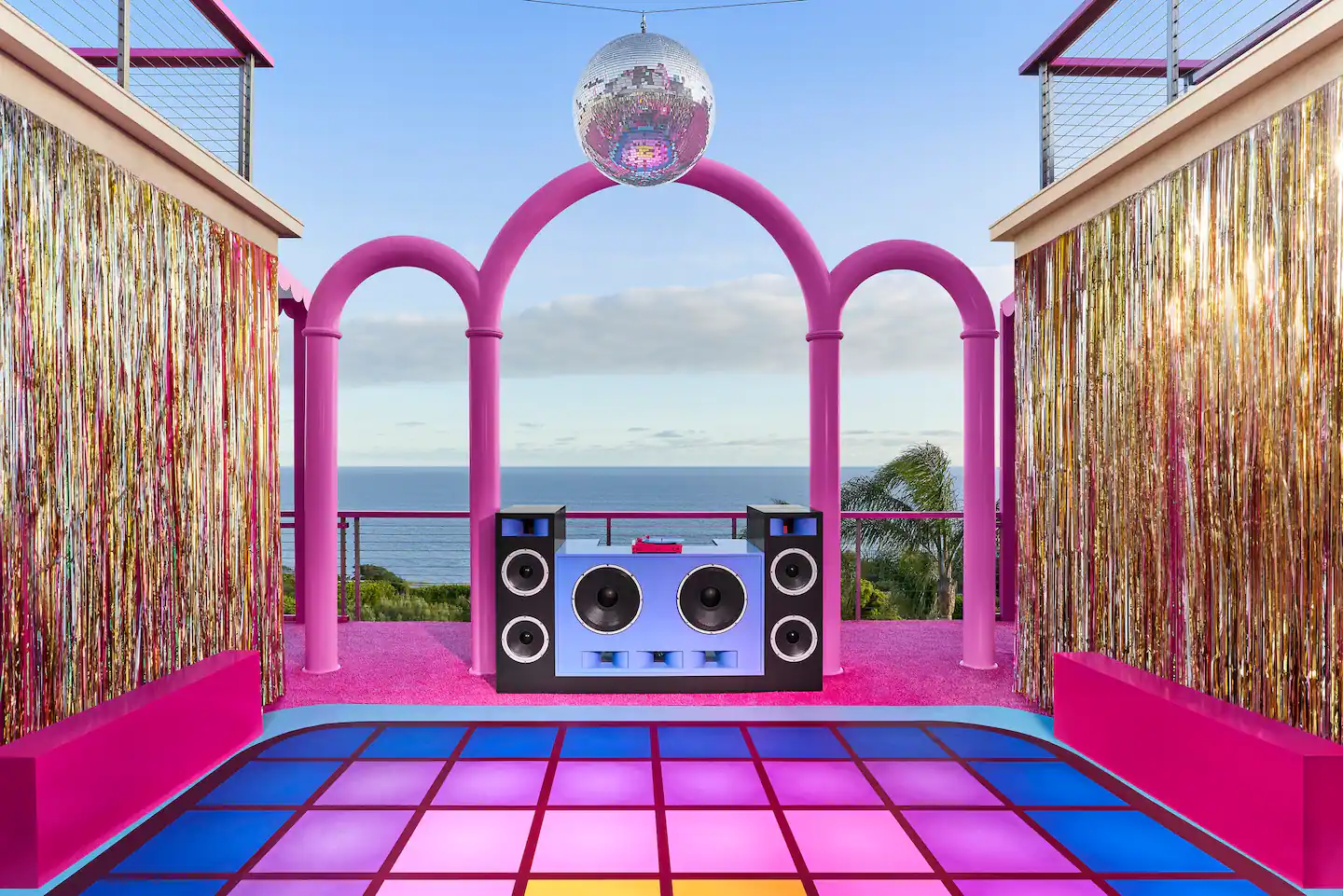 outdoor-disco-barbie-world-dreamhouse-nordroom