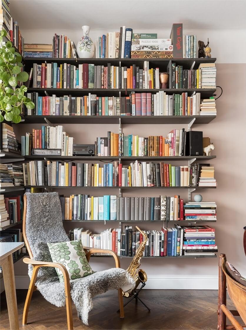 reading-nook-bookshelves-warm-scandi-apartment-nordroom