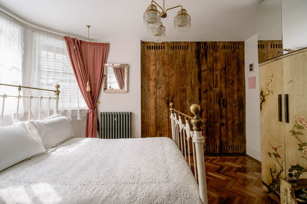 rustic-bedroom-wooden-floor-wardrobe-doors-nordroom