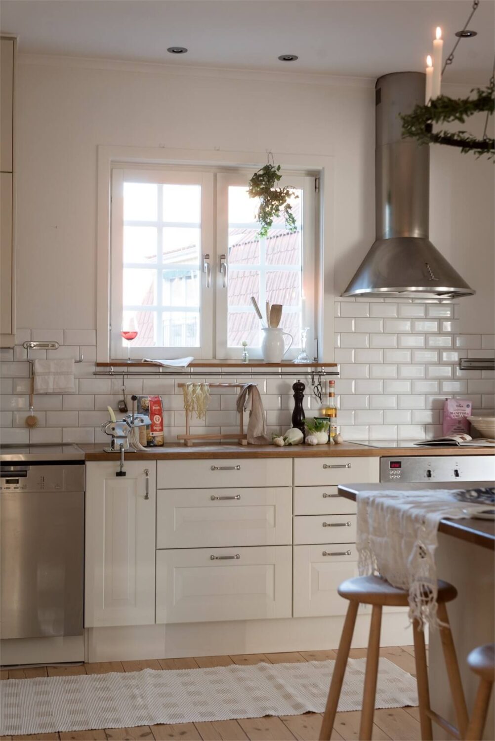 scandinavian-kitchen-white-subway-tiles-nordroom