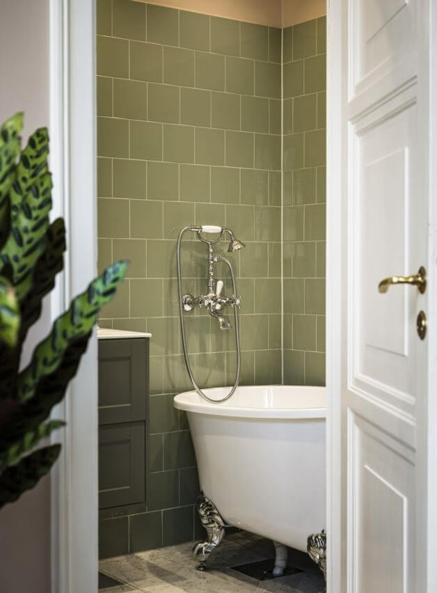 small-bathroom-with-clawfoot-bath-green-tiles-nordroom