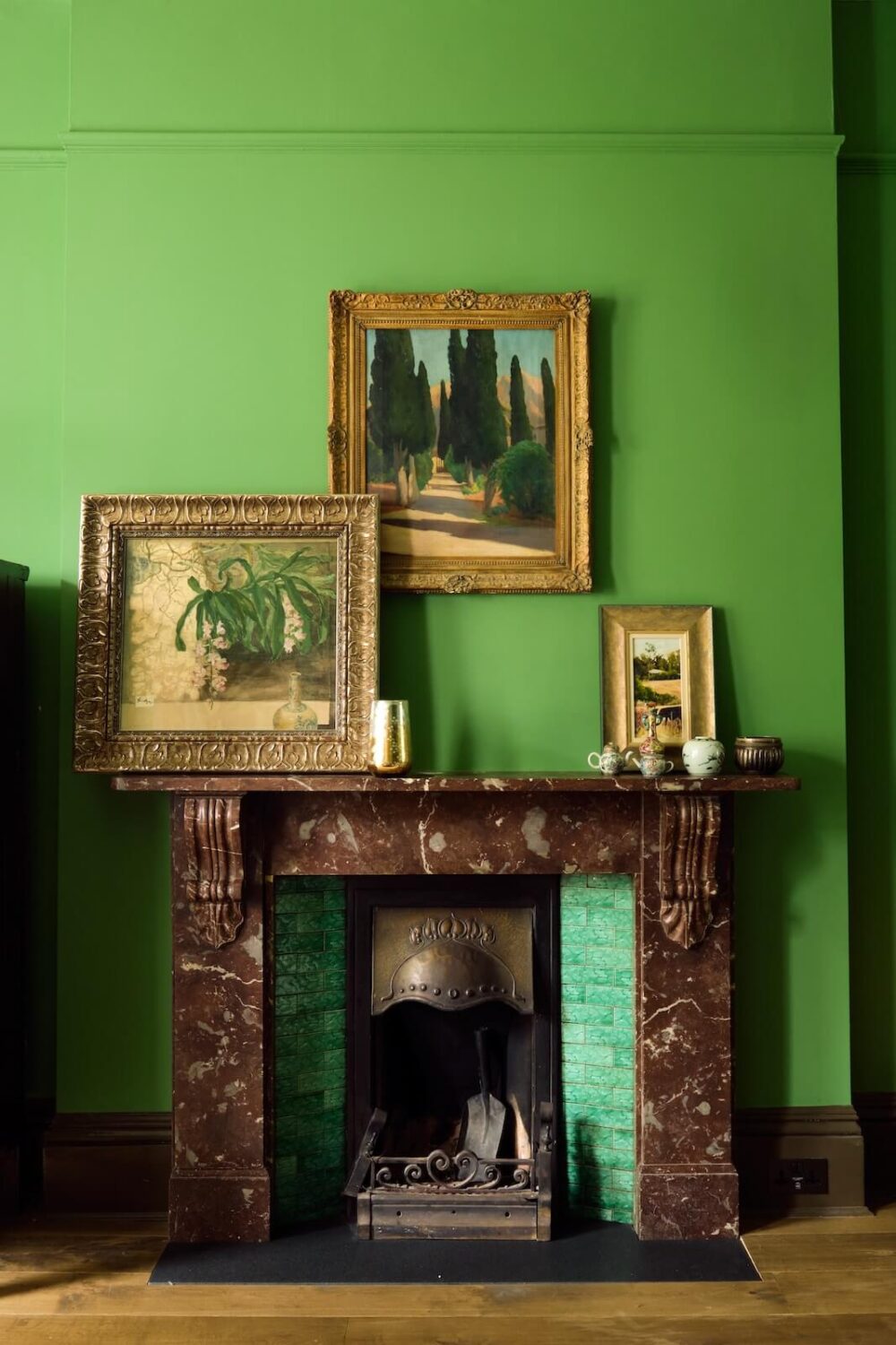 violet-marble-firpelace-green-walls-antique-art-nordroom