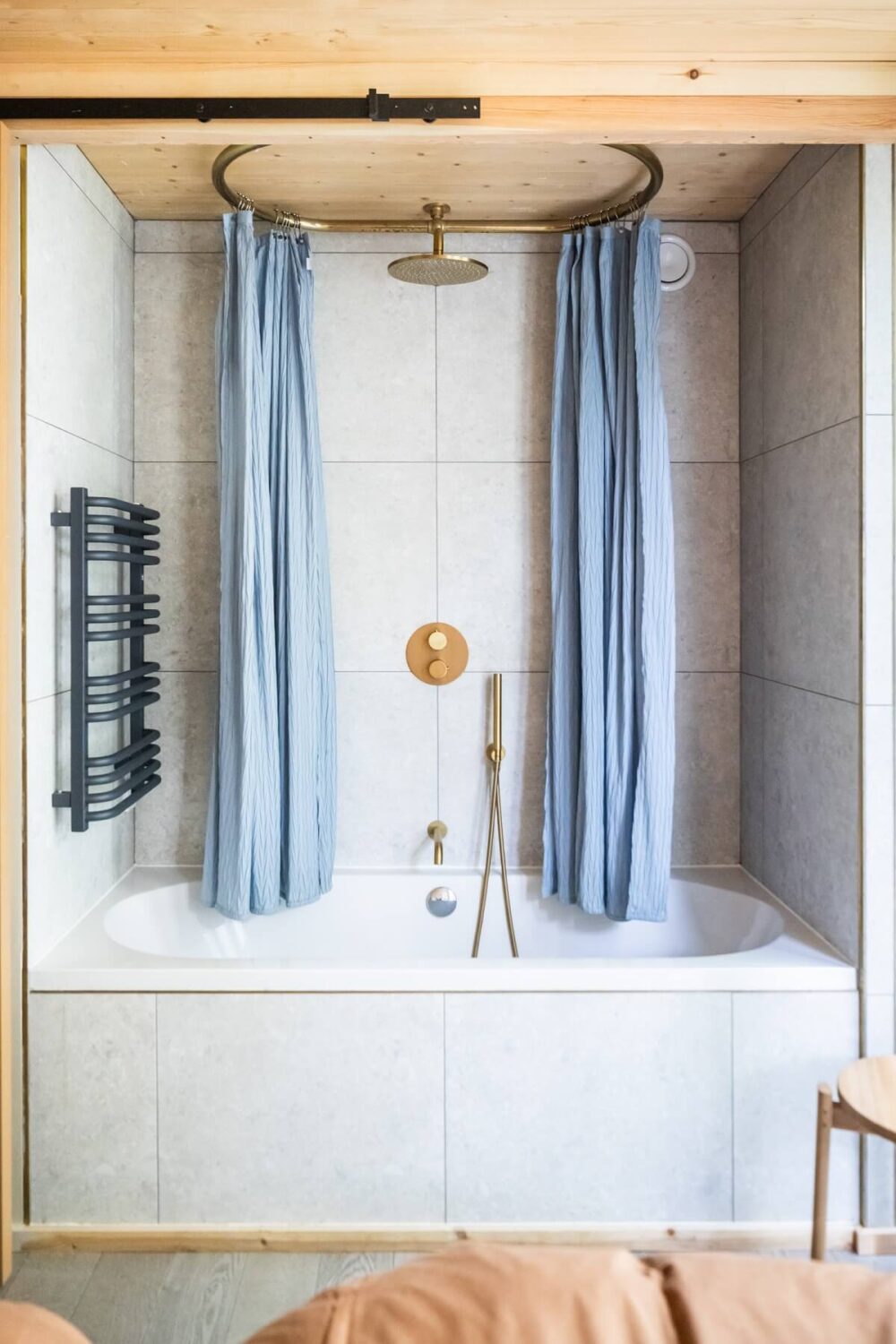 bath-with-shower-blue-round-curtains-nordroom
