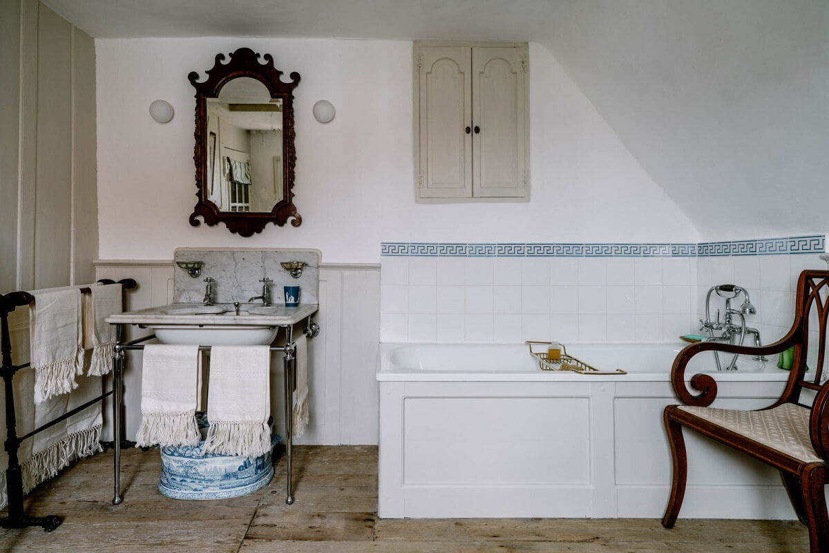 bathroom-antique-historic-house