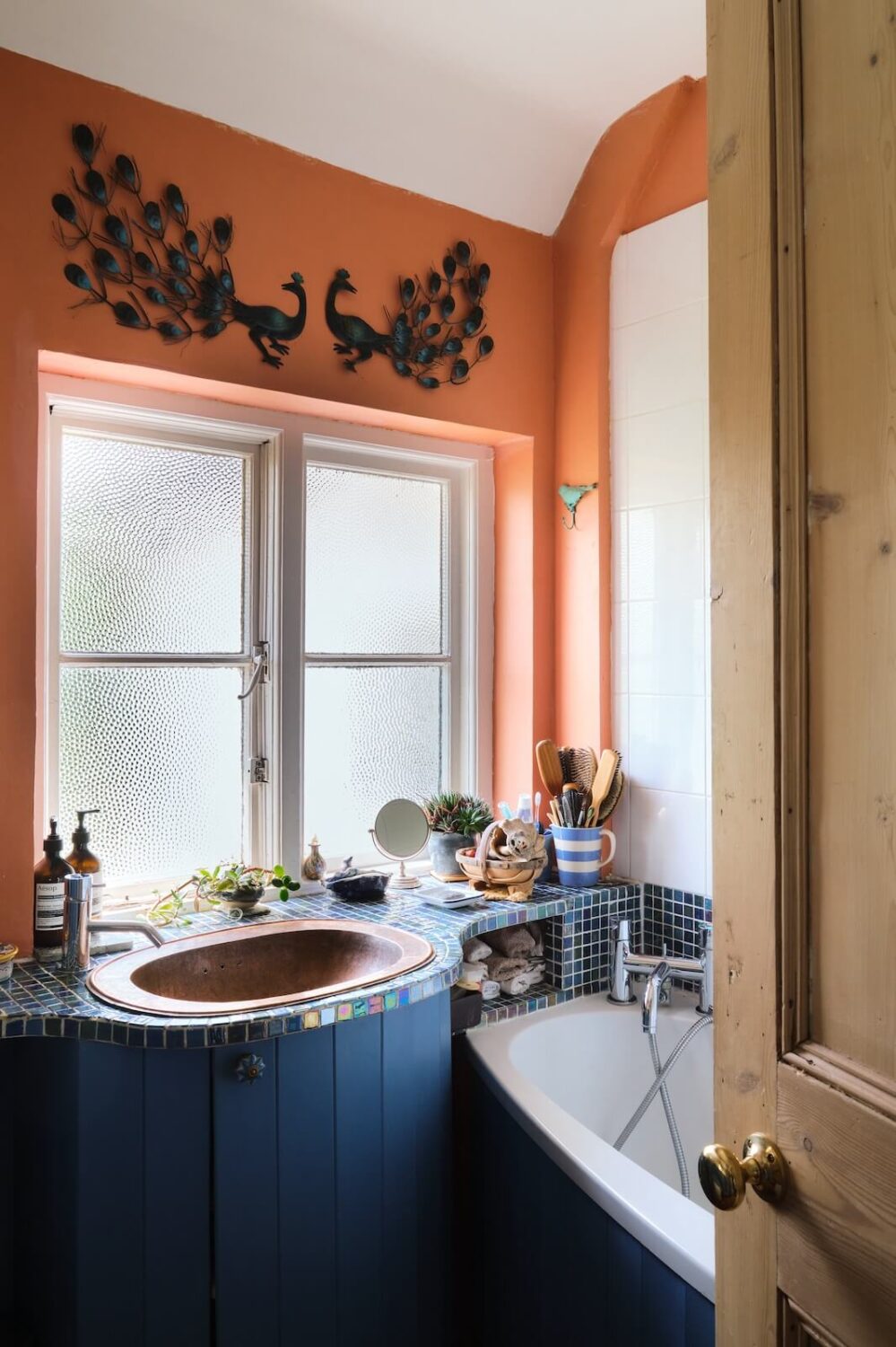 bathroom-pink-walls-blue-cladding-nordroom