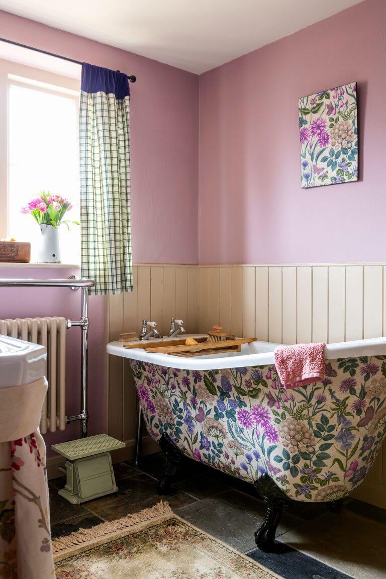bathroom-pink-walls-floral-bath-tub-nordroom