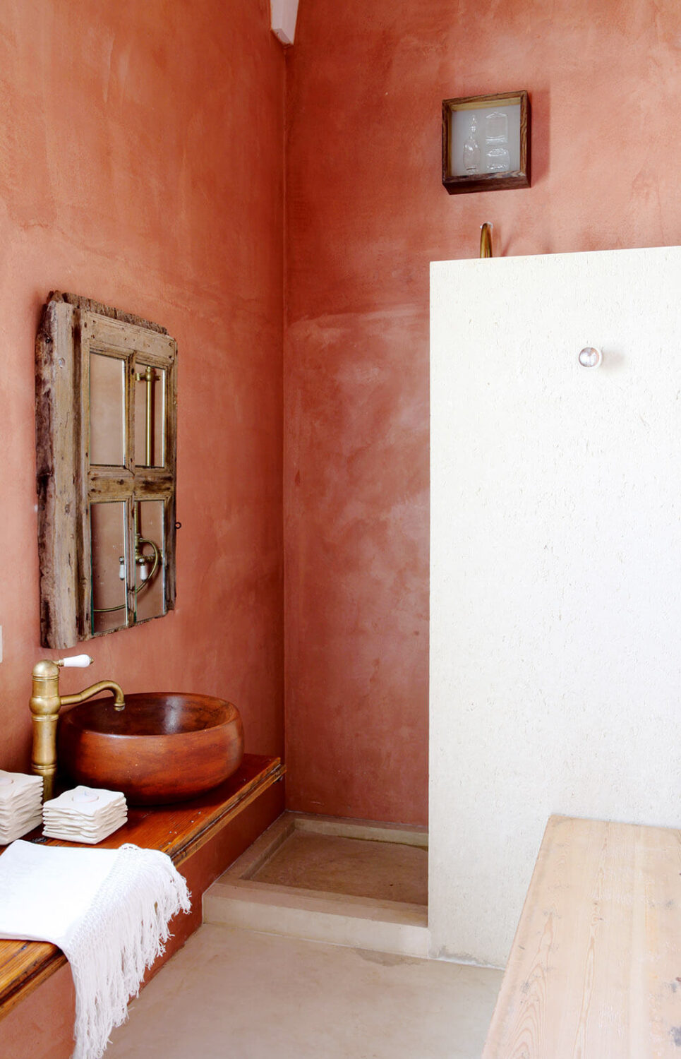 bathroom-walk-in-shower-plaster-pink-walls-nordroom