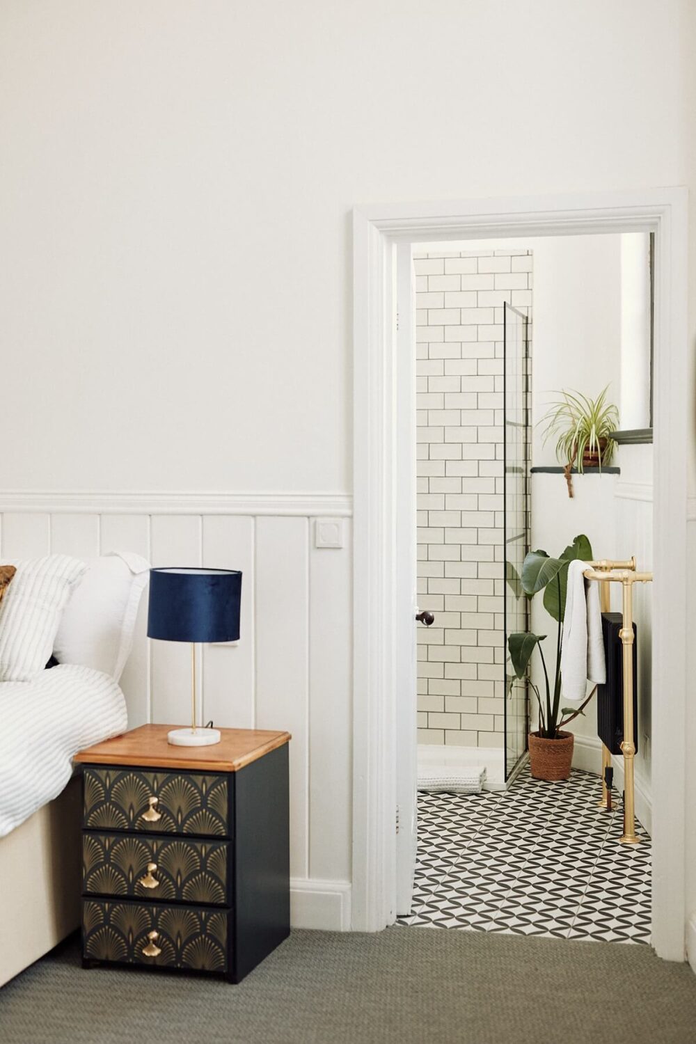 bedroom-en-suite-bathroom-black-white-tiles-nordroom