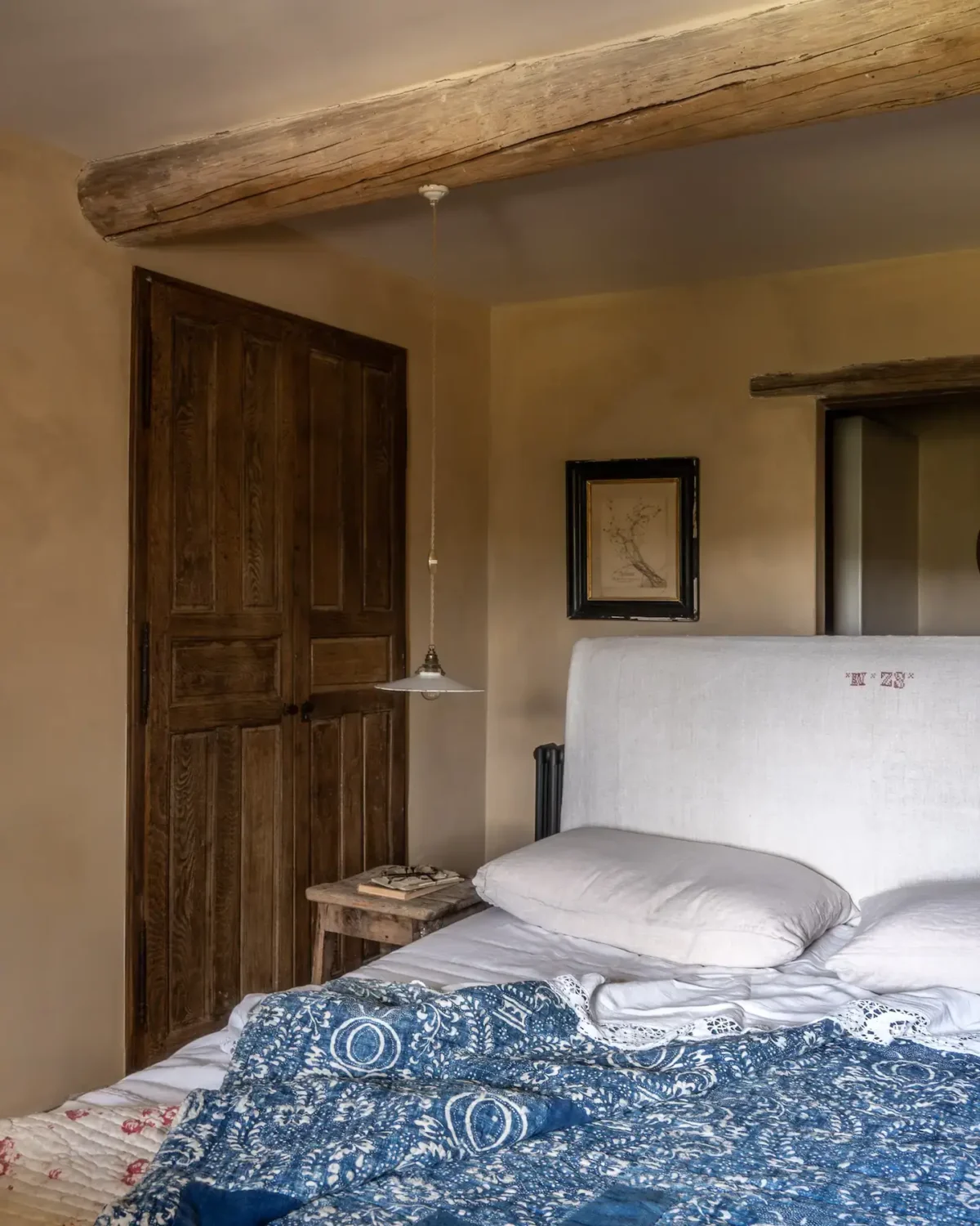 bedroom-exposed-wooden-ceiling-beam-country-house-france-nordroom