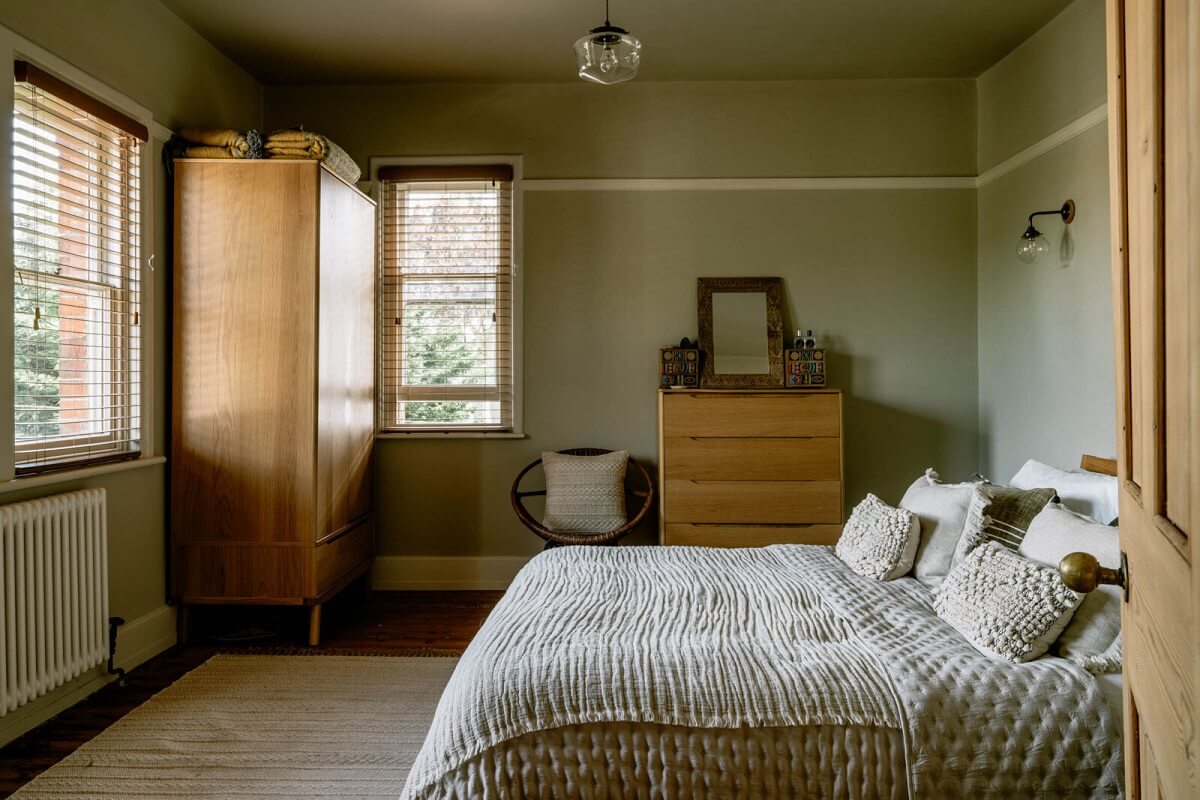 bedroom-light-gray-walls-vintage-furniture-nordroom