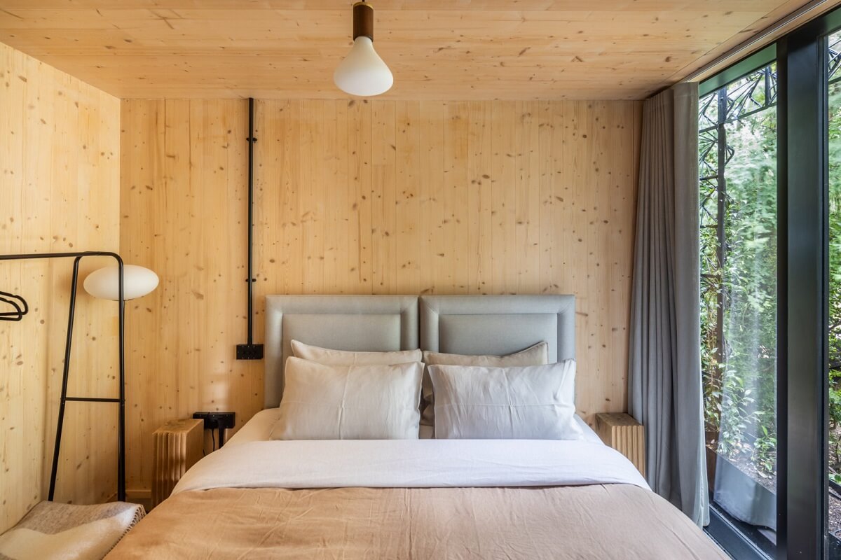 bedroom-wooden-walls-nordroom