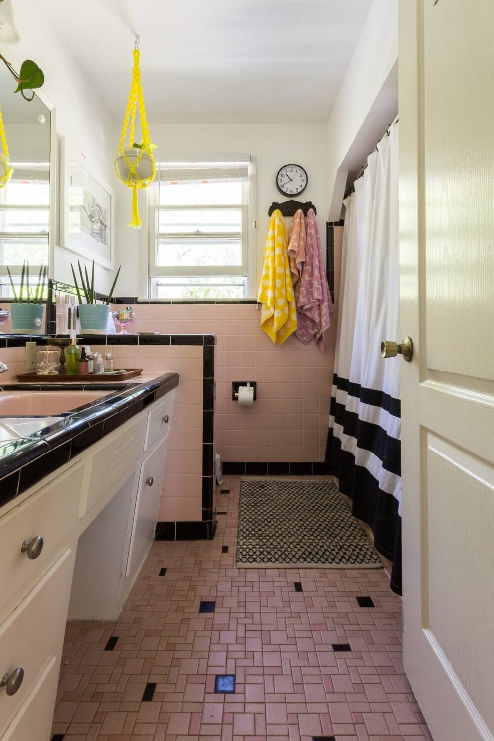 black-pink-tiles-vintage-style-bathroom-nordroom
