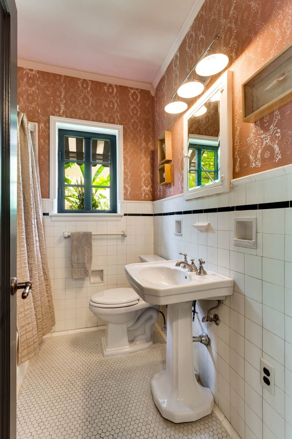 classic-bathroom-wallpaper