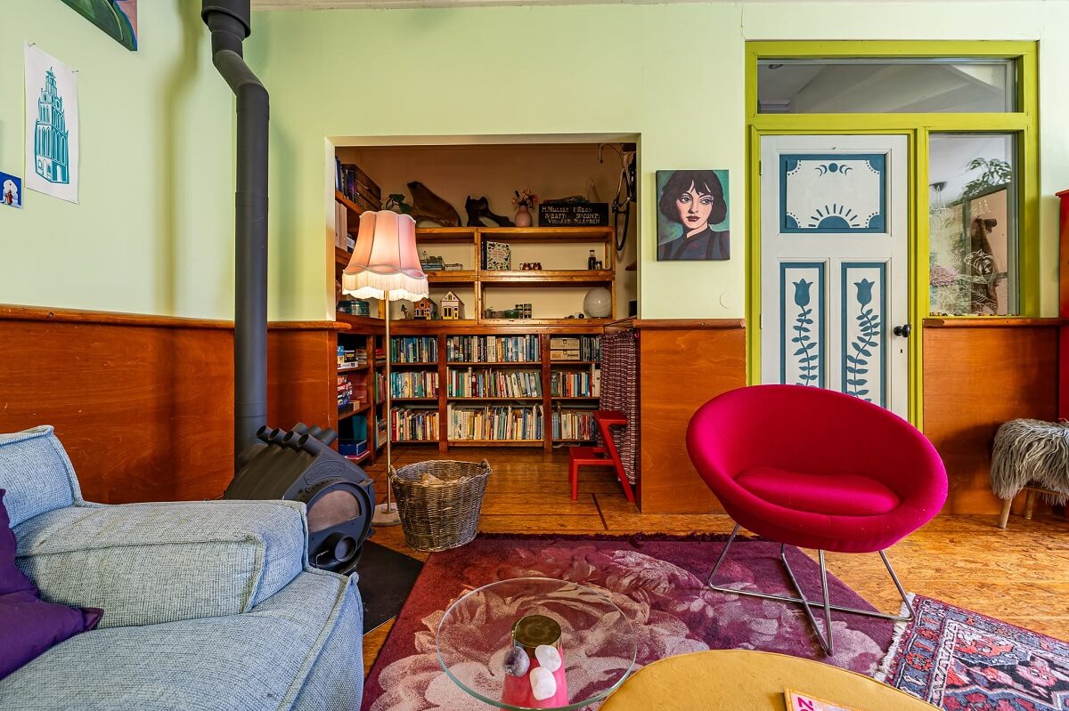colorful-iving-room-home-library-niche-nordroom