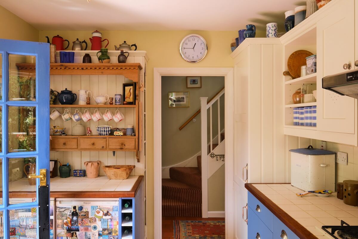 cottage-kitchen-blue-color-accents-nordroom