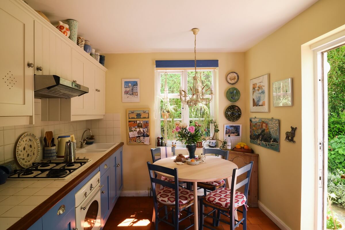 cottage-kitchen-blue-lower-cabinets-round-table-nordroom