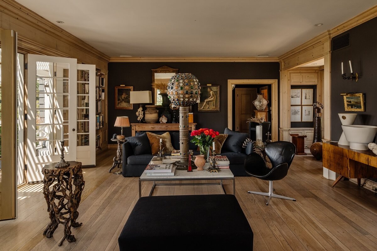 cozy-living-room-black-accent-walls-nordroom
