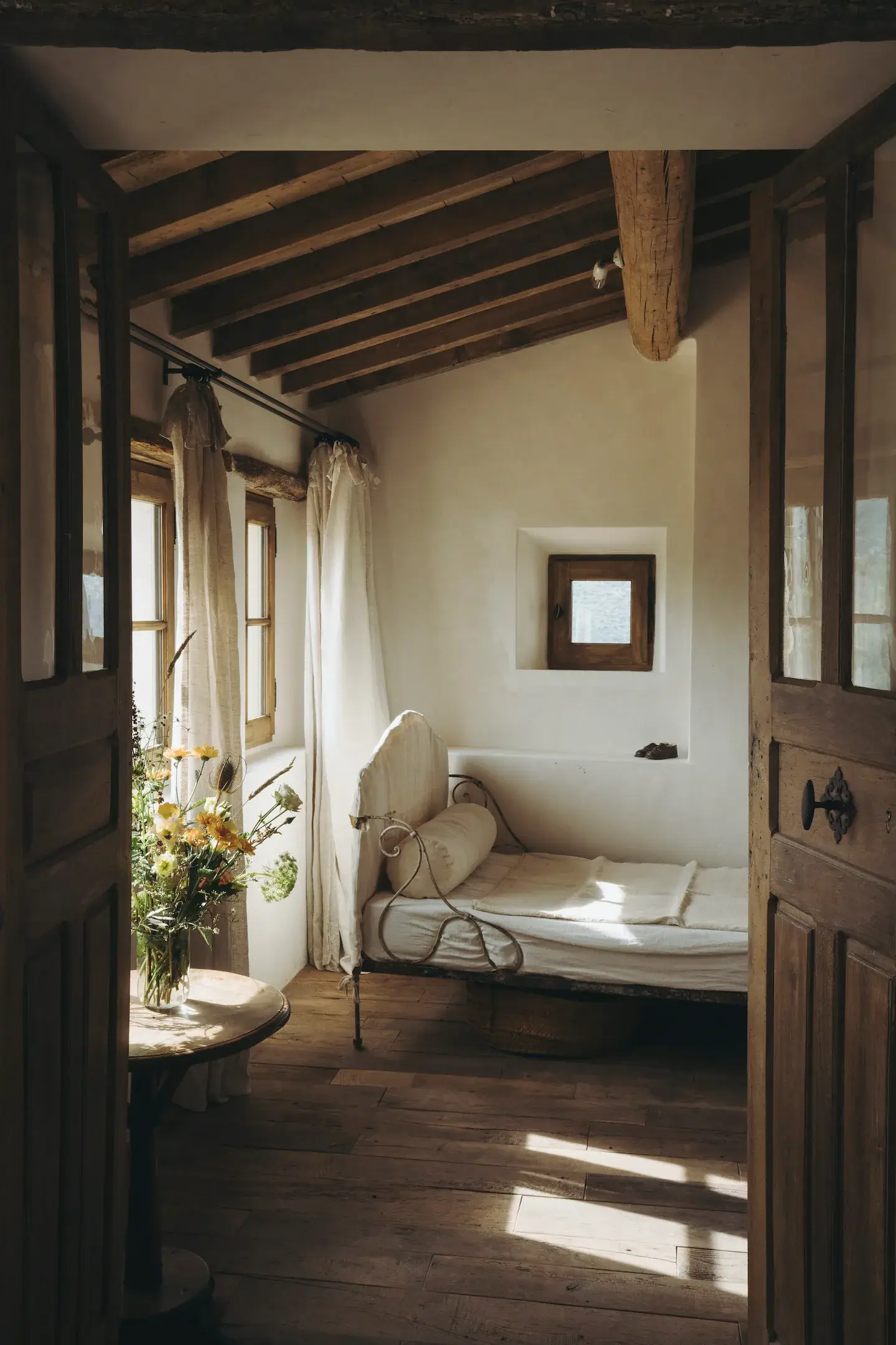daybed-wooden-ceiling-beams-french-country-style-provence-airbnb-nordroom