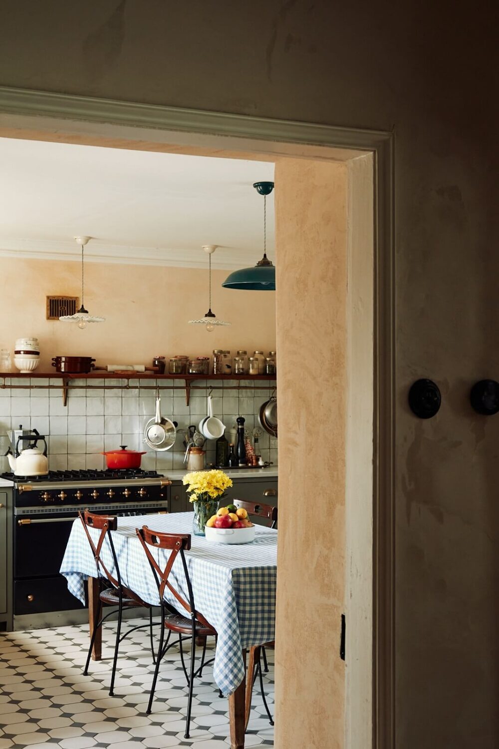 french-style-devol-kitchen-open-shelf-nordroom
