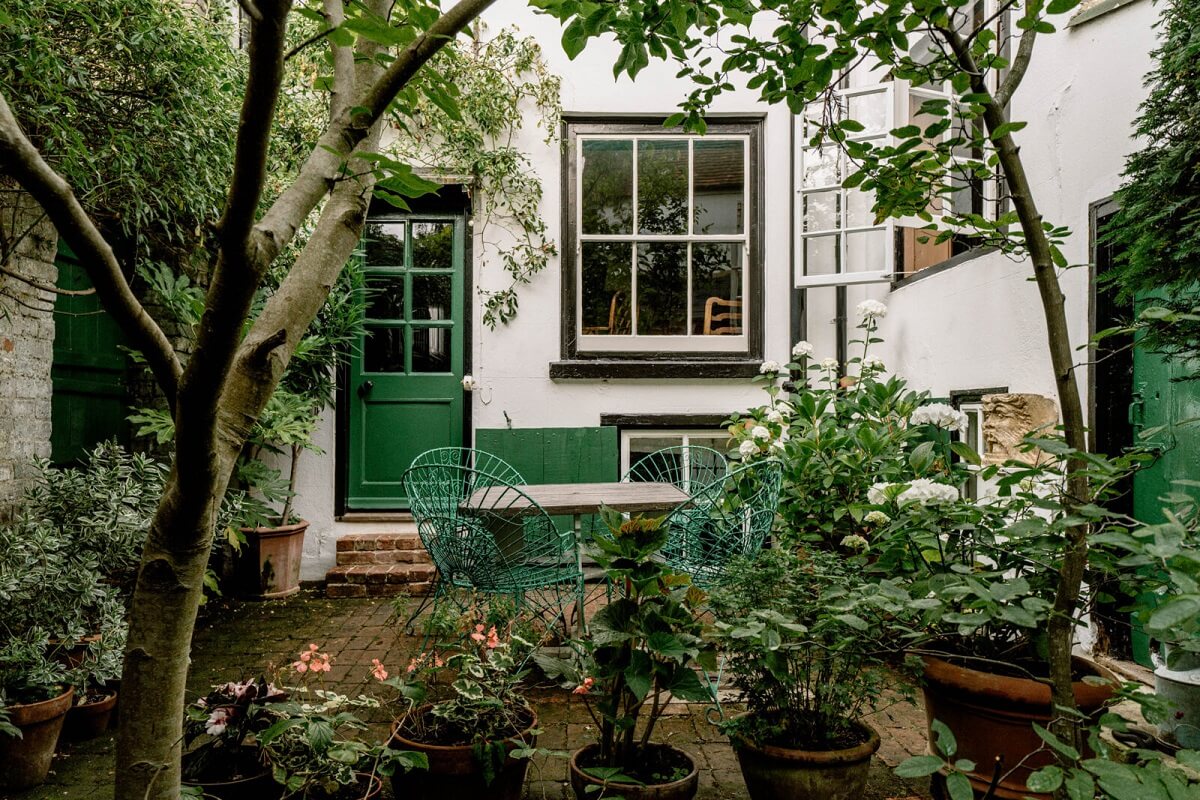 garden-exterior-historic-house-england