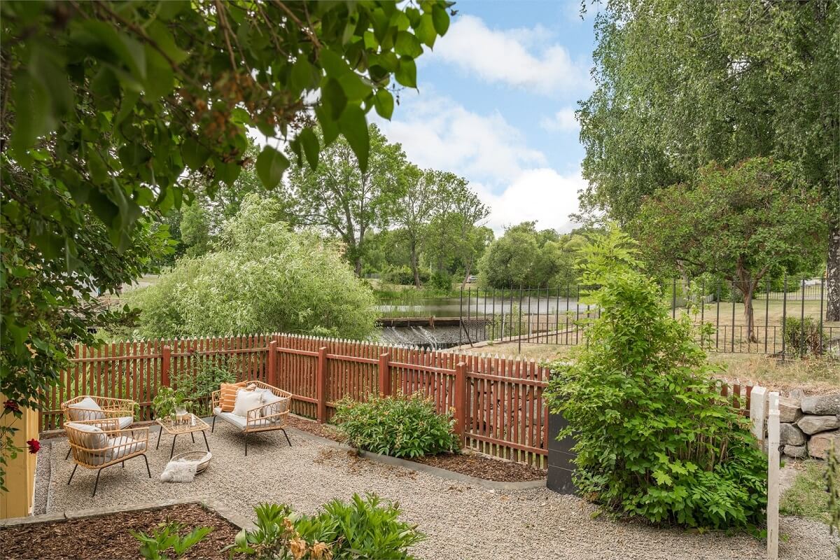 garden-seating-overlooking-canal-nordroom