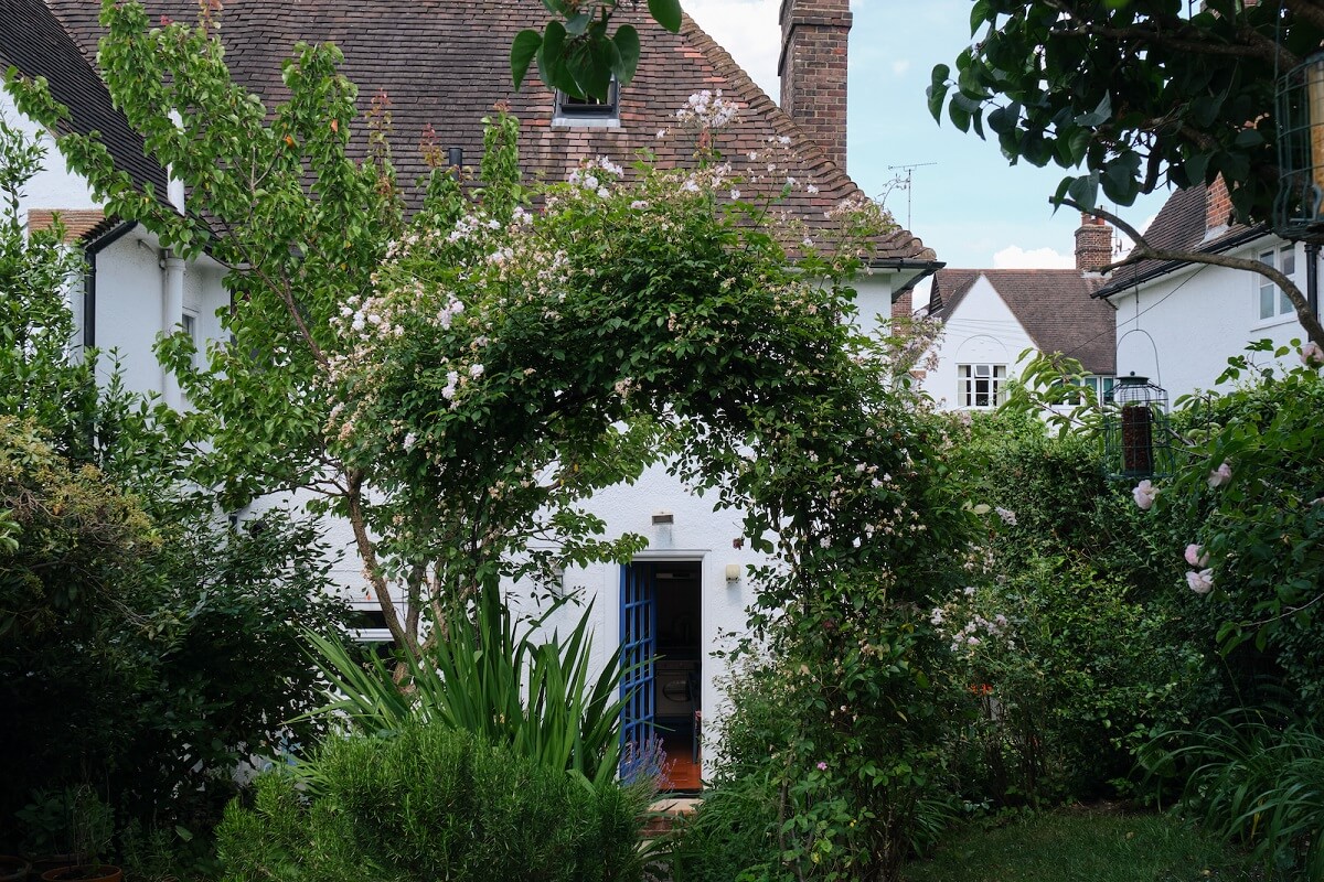 green-cottage-garden-white-facade-nordroom