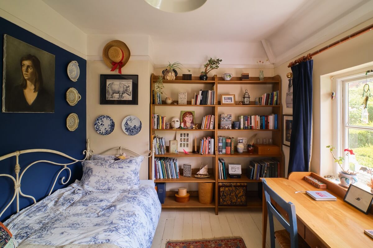 guest-bedroom-blue-wall-desk-nordroom