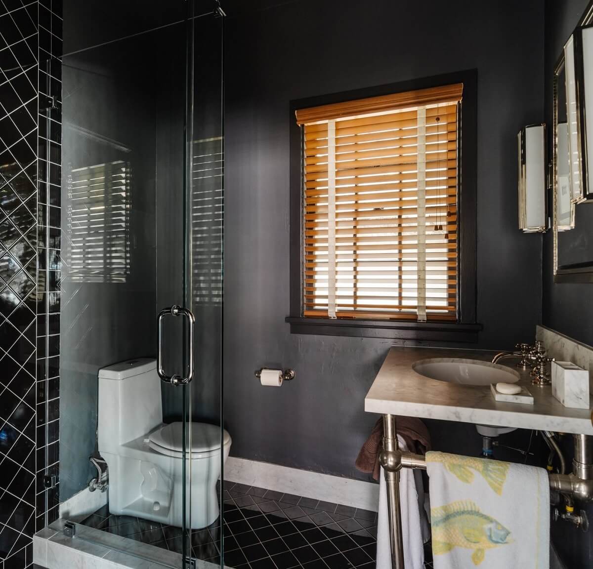 guest-house-bathroom-black-tiles-dark-gray-walls-nordroom