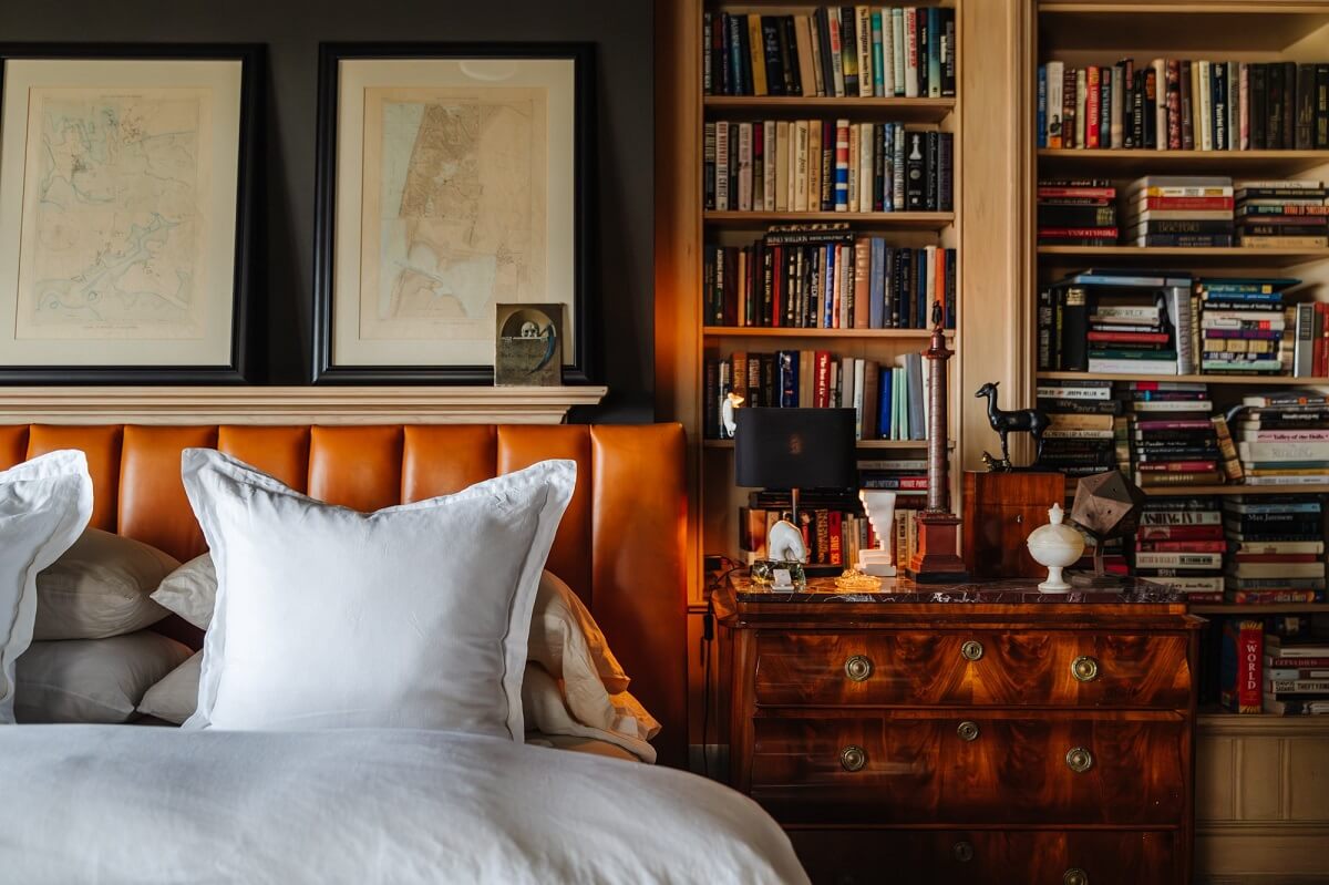 leather-headboard-built-in-bookshelfs-bedroom-nordroom